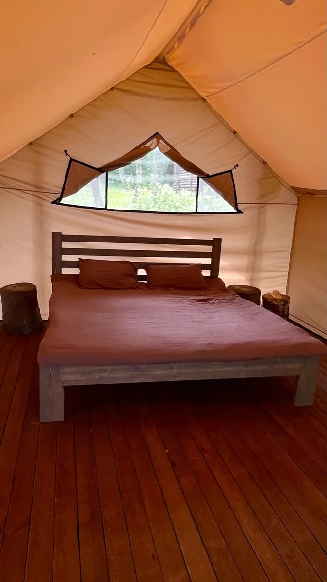 Кровать king size в глэмпинге